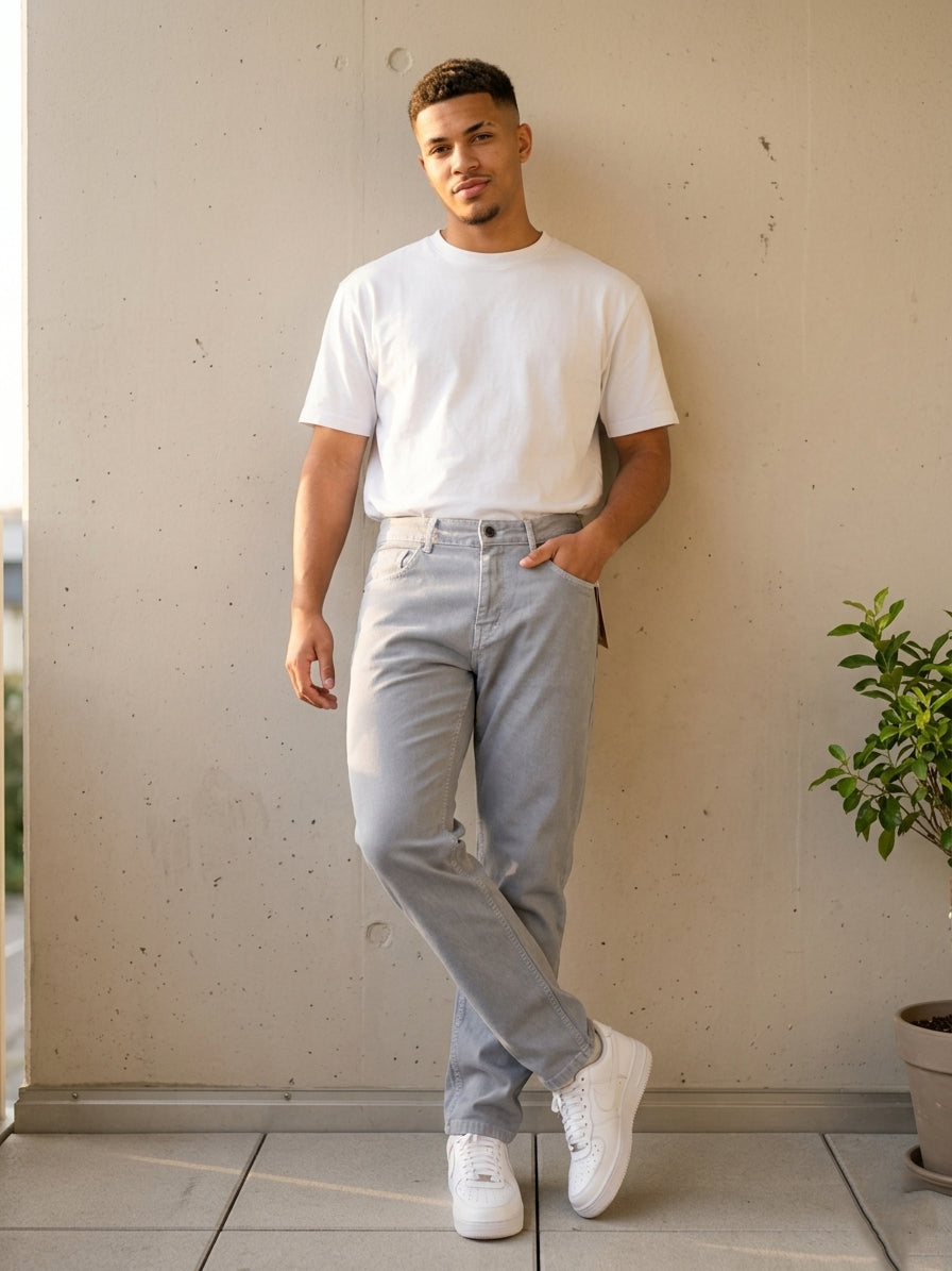Snipes mom fit denim jeans featuring a classic blue wash, high waist, and relaxed fit, shown on a model.