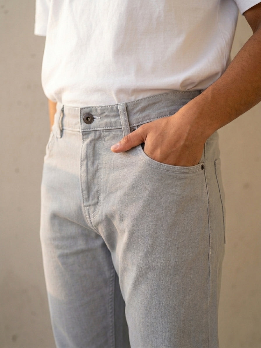 Snipes mom fit denim jeans, casual blue jeans with a relaxed fit, shown on a model in a natural outdoor setting.
