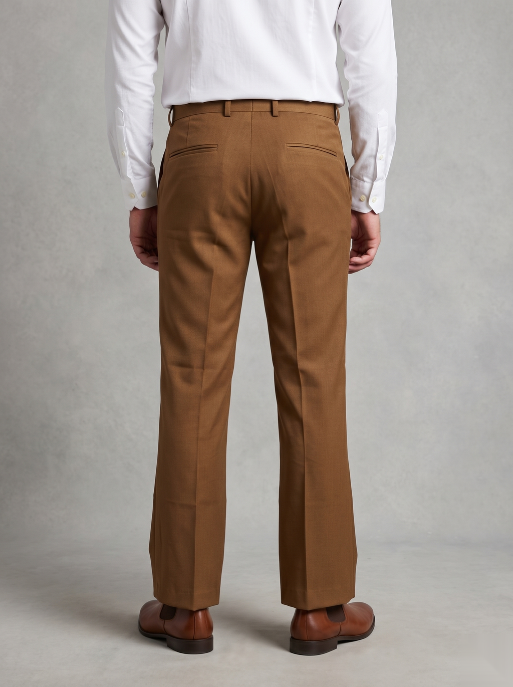 Snipes formal bootcut pants in dark fabric, tailored fit with classic waistband and crease detail, suitable for professional attire.
