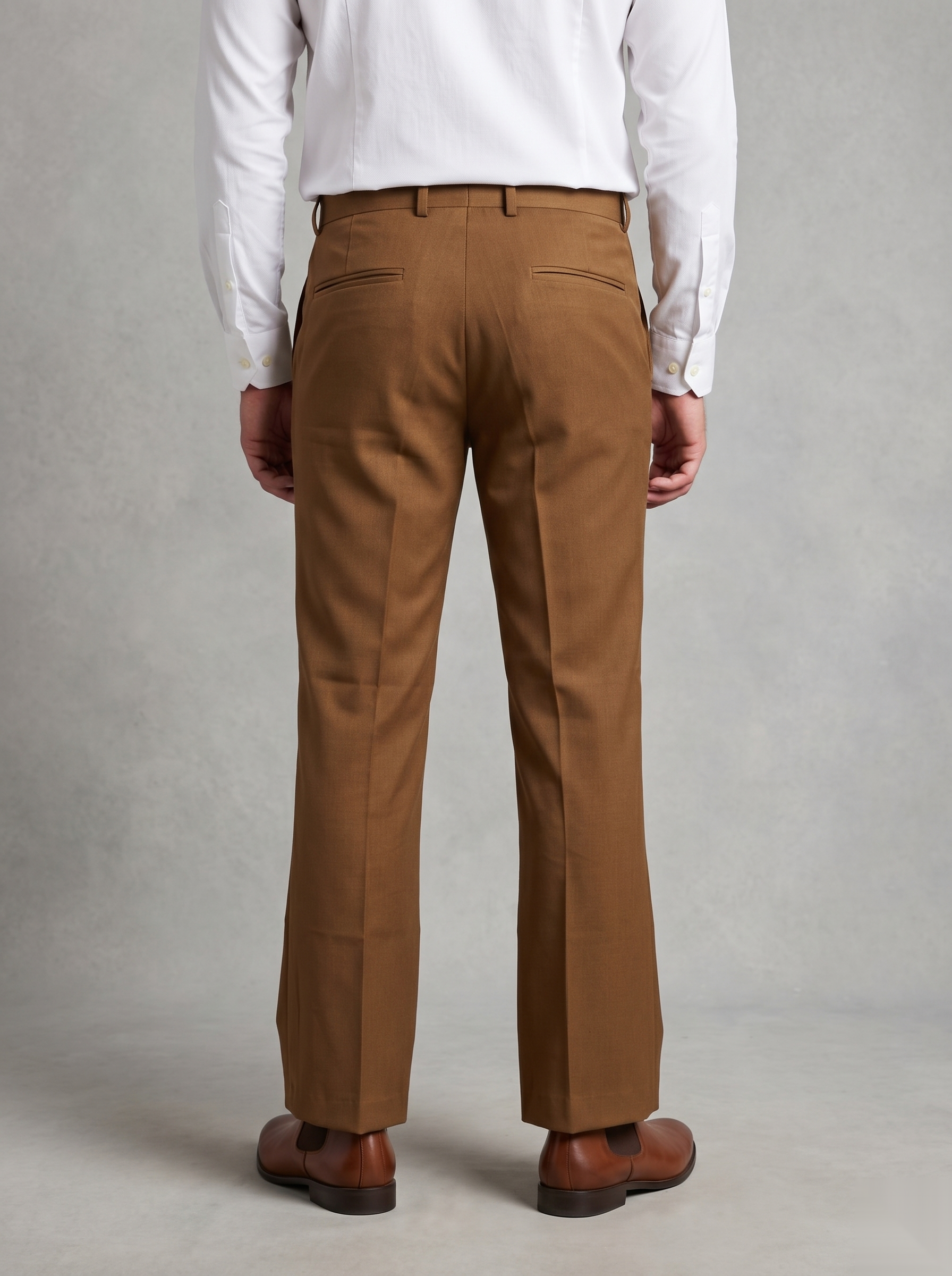 Snipes formal bootcut pants in dark fabric, tailored fit with classic waistband and crease detail, suitable for professional attire.