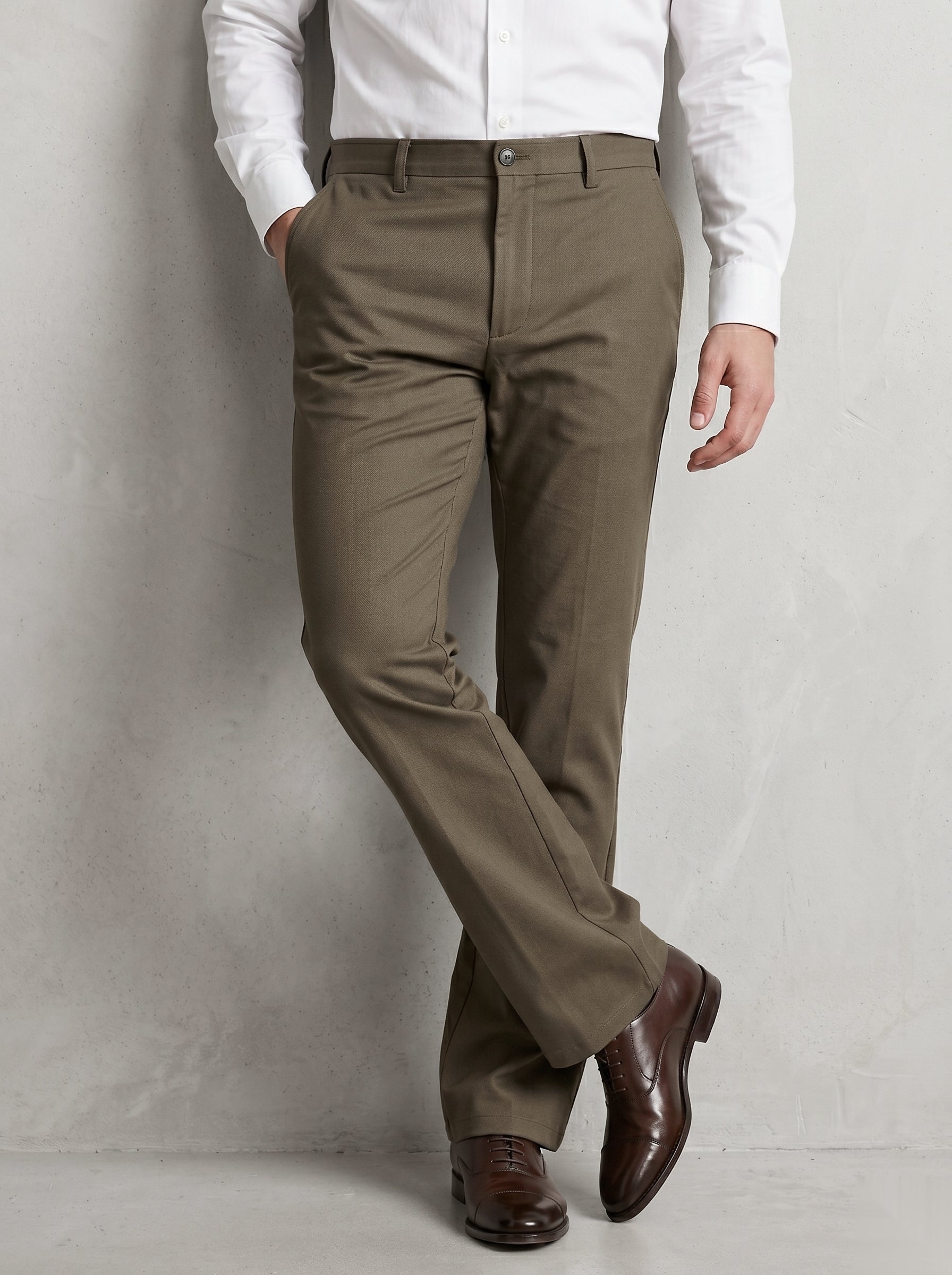 Snipes formal bootcut pants in dark fabric, tailored fit with a classic waistband and crease detail, suitable for professional attire.
