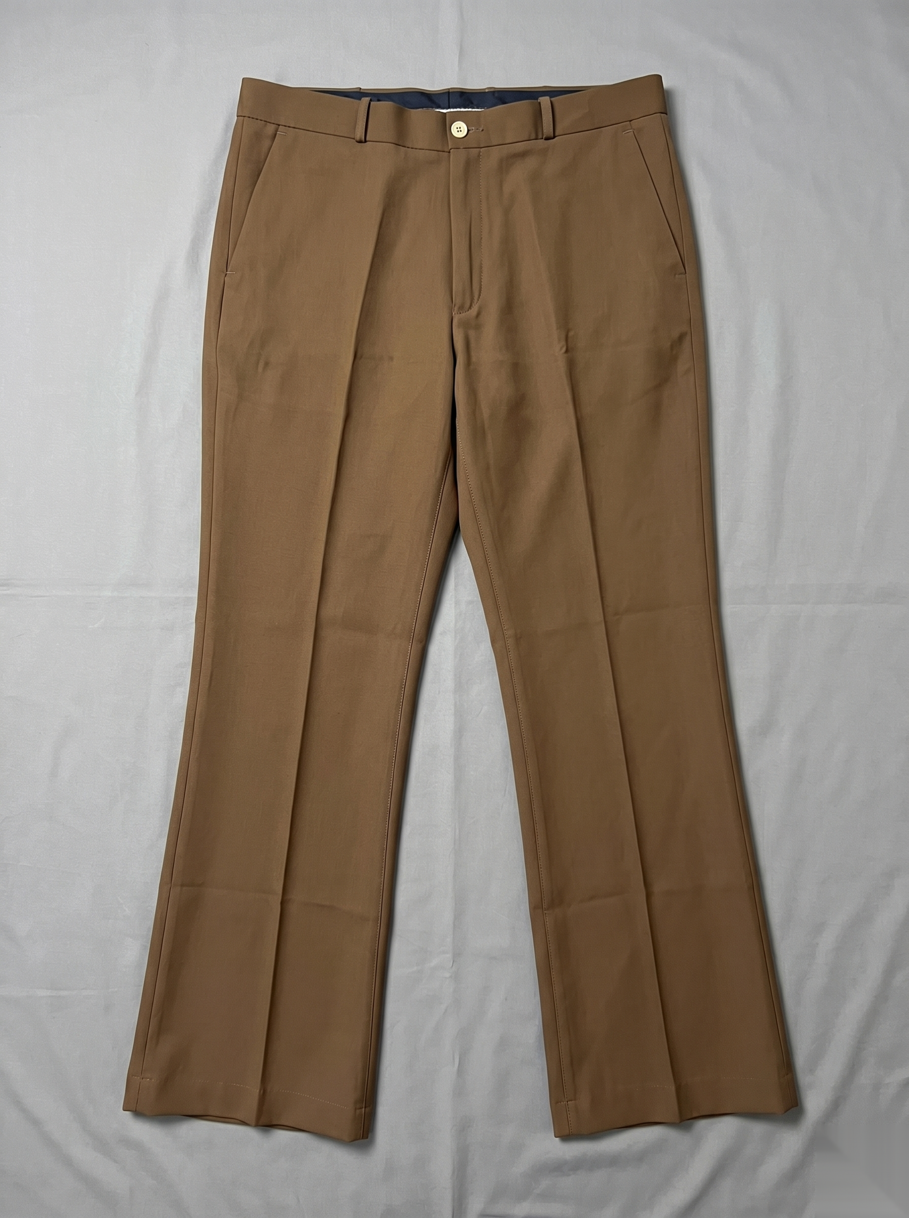 Snipes formal bootcut pants in dark fabric, tailored fit with classic design, suitable for professional and formal occasions.