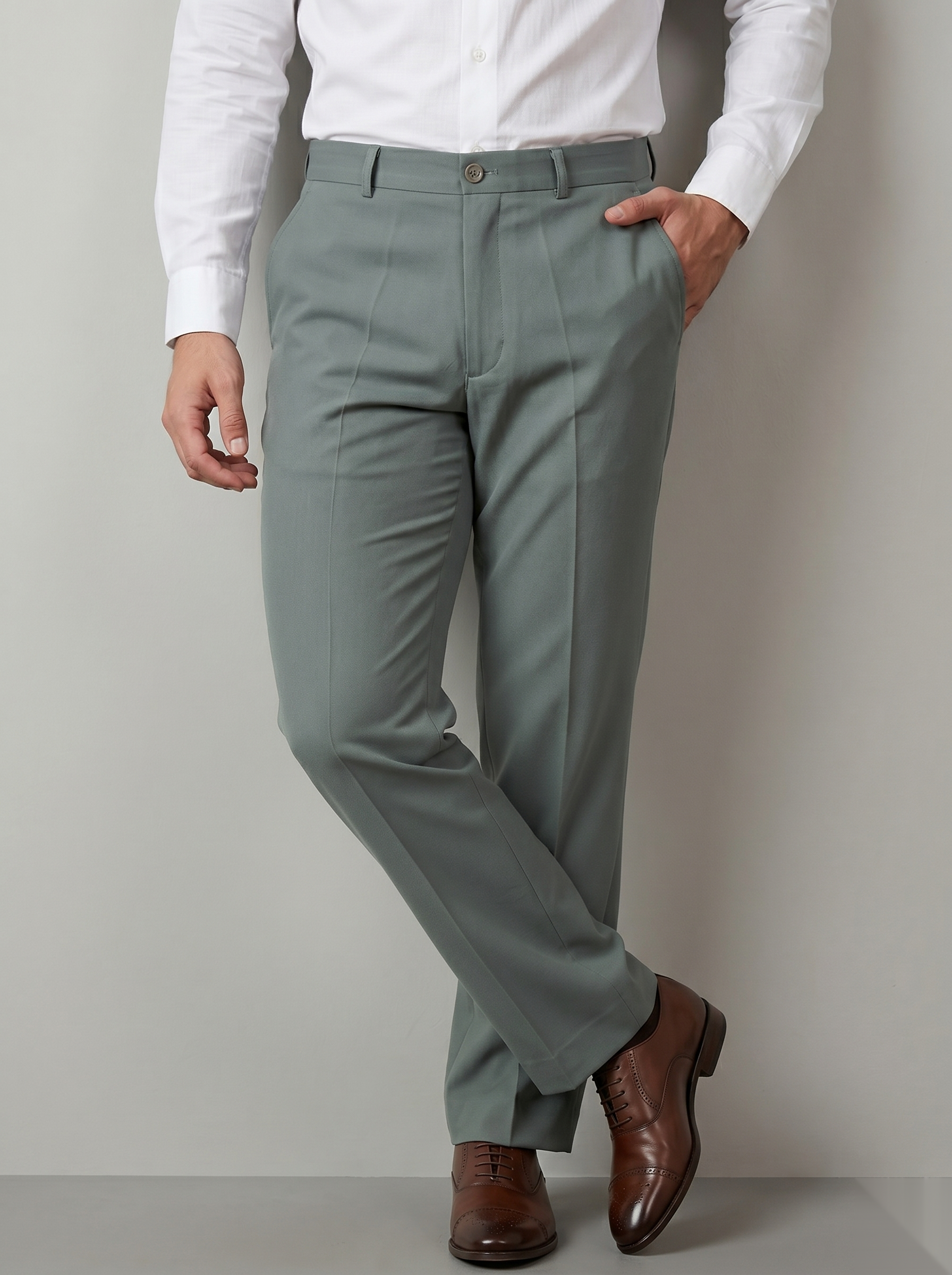 Snipes formal bootcut pants in black, tailored fit with a smooth waistband and classic leg flare, suitable for professional attire.