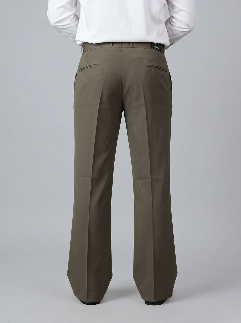 Snipes formal bootcut pants in dark fabric, showcasing a tailored fit with a classic waistband and subtle pocket details.
