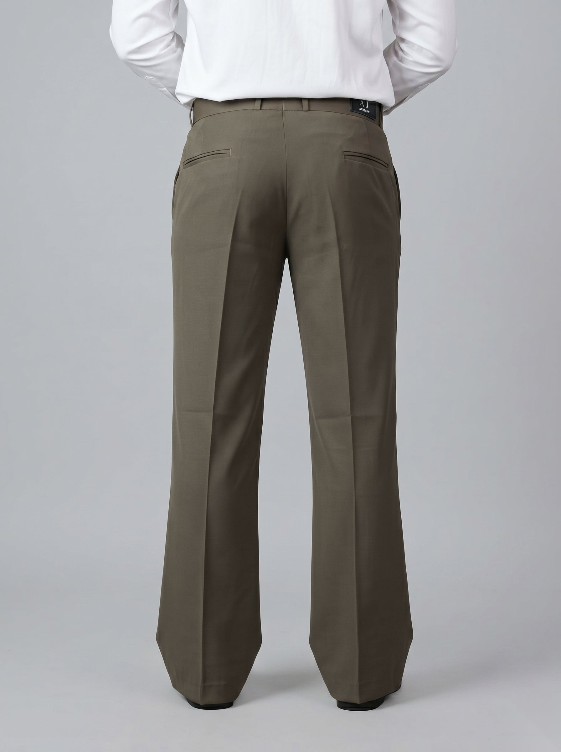 Snipes formal bootcut pants in dark fabric, showcasing a tailored fit with a classic waistband and subtle pocket details.