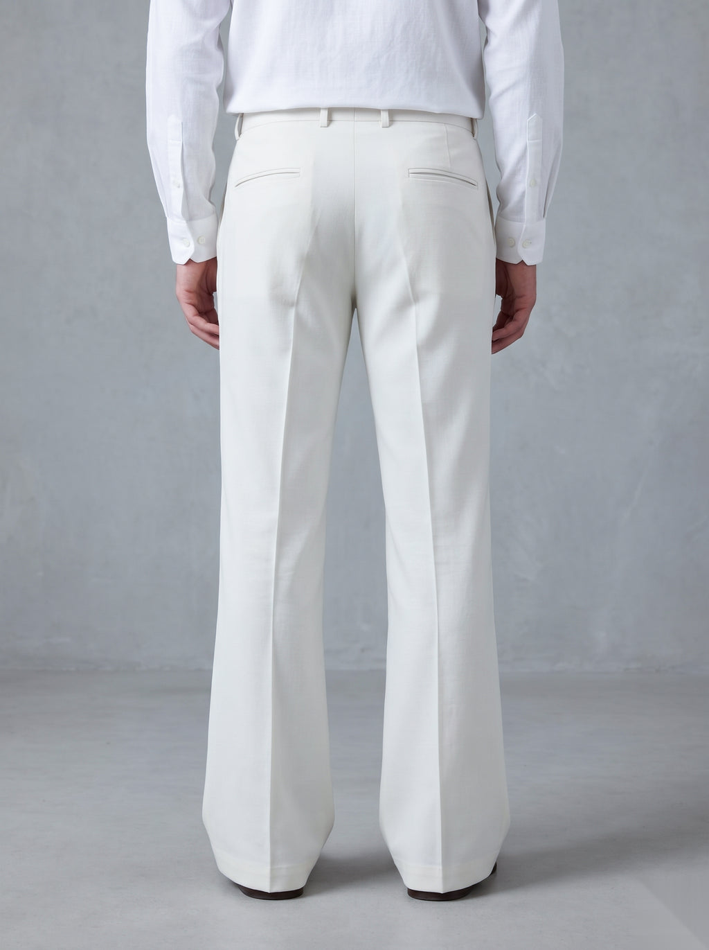 Snipes formal bootcut pants in dark fabric, tailored fit with a smooth waistband and classic style for professional wear.