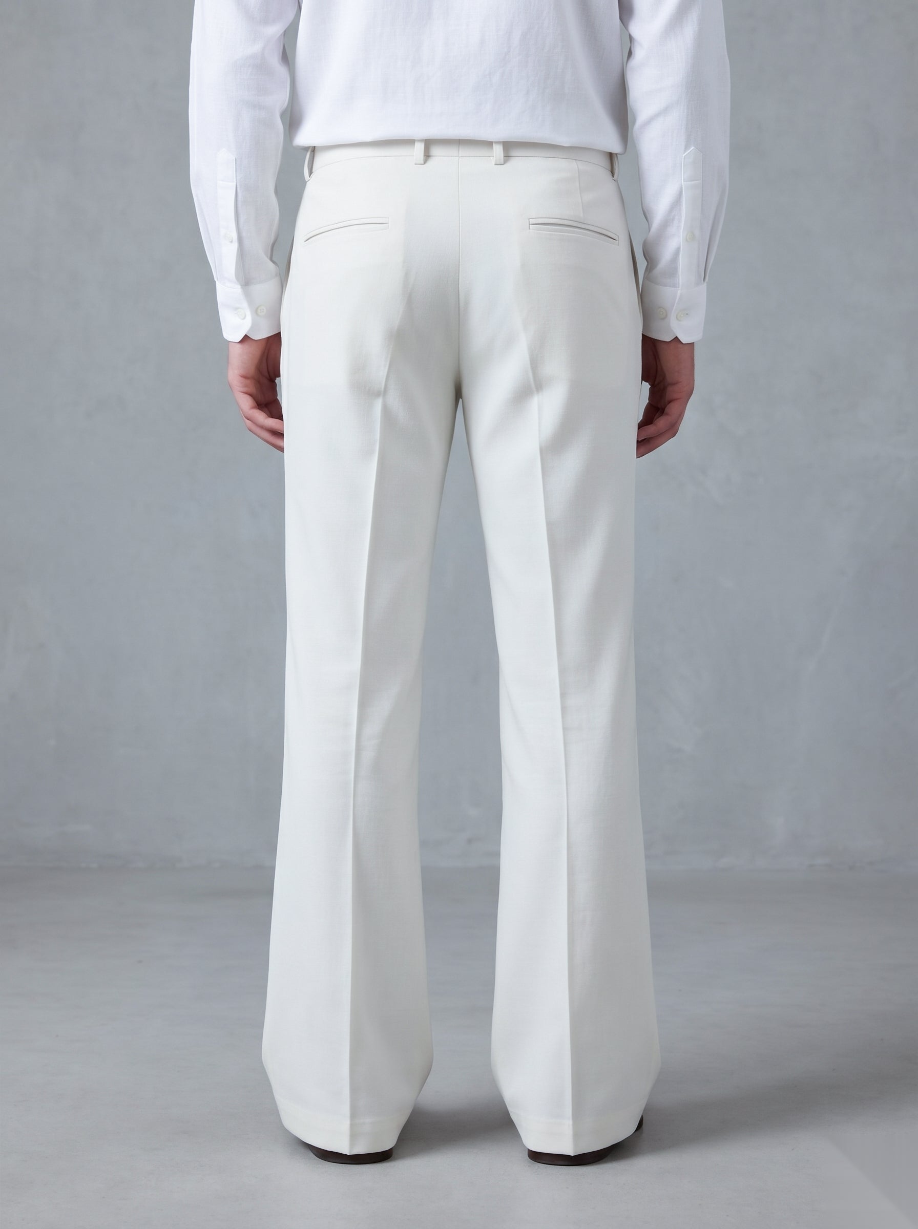 Snipes formal bootcut pants in dark fabric, tailored fit with a smooth waistband and classic style for professional wear.