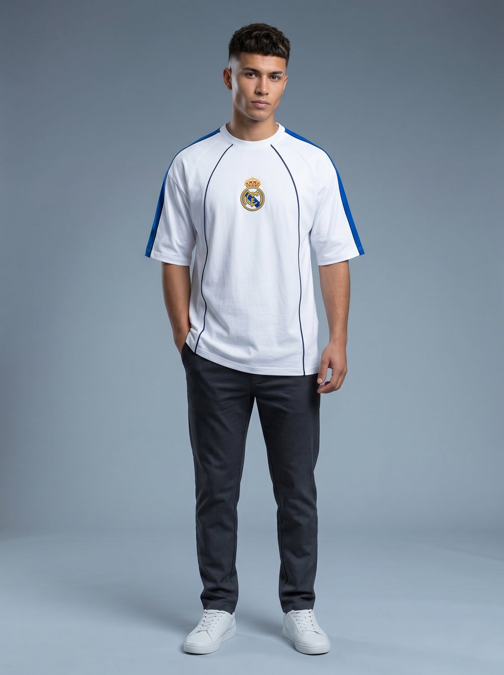 Snipes FB oversized T-shirt, casual fit, crew neck, in soft fabric, displayed on a hanger with a plain background.