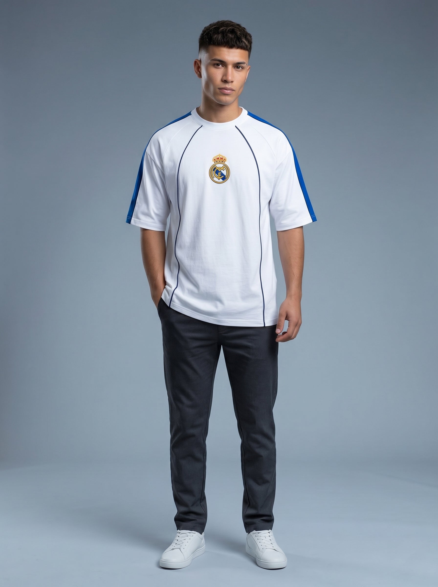 Snipes FB oversized T-shirt, casual fit, crew neck, in soft fabric, displayed on a hanger with a plain background.