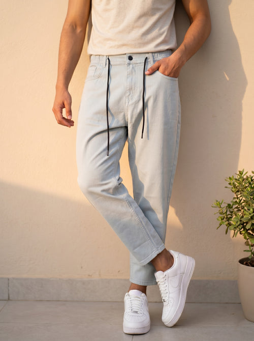 Snipes carrot fit denim jeans featuring a classic blue wash and tapered fit, displayed on a neutral background.
