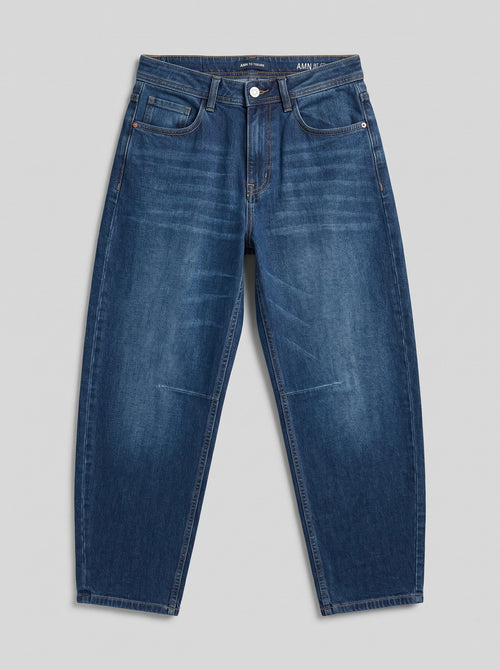 Snipes Barrel-Fit Jeans showing a close-up of dark denim fabric with classic stitching and a relaxed fit style.