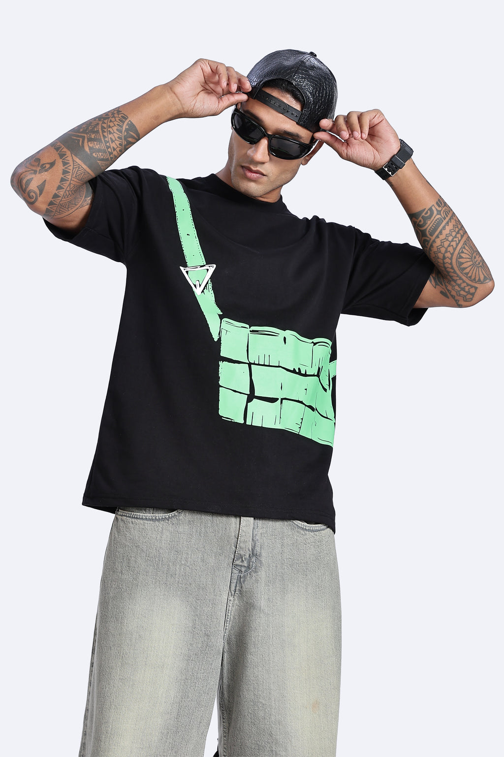 Graphic Chest Strap Oversized T-Shirt - Snipes