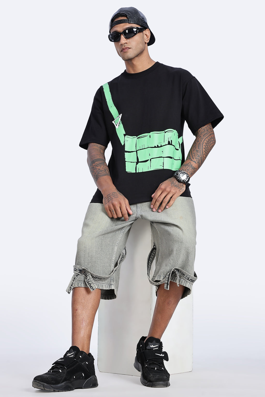 Graphic Chest Strap Oversized T-Shirt - Snipes