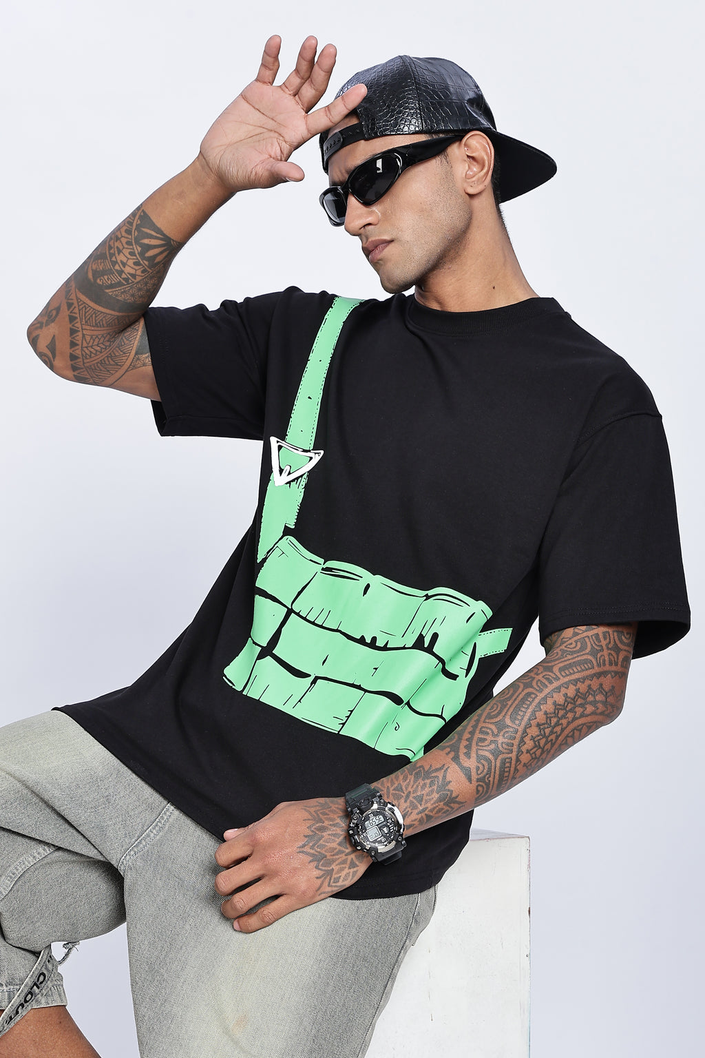 Graphic Chest Strap Oversized T-Shirt - Snipes