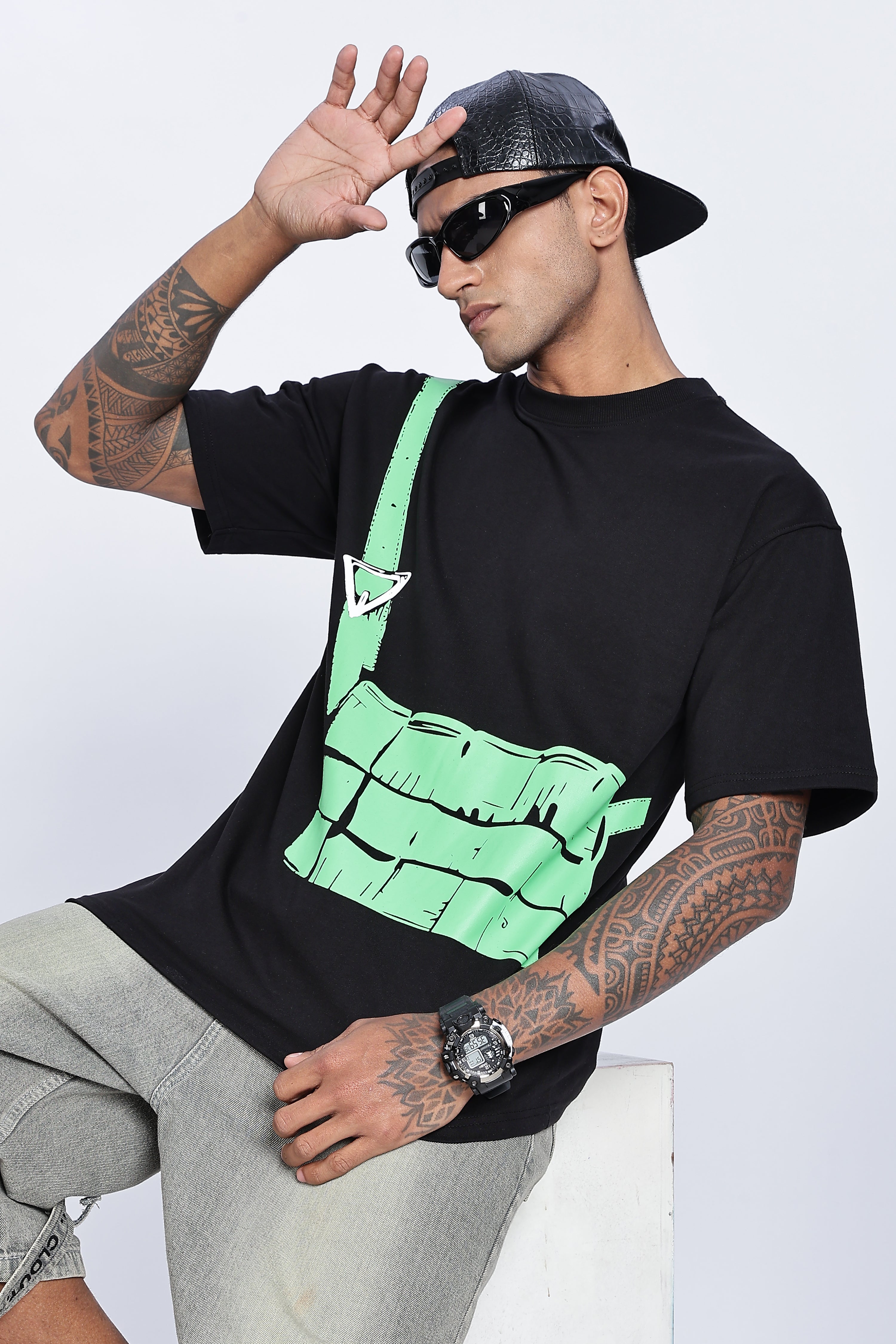 Graphic Chest Strap Oversized T-Shirt - Snipes
