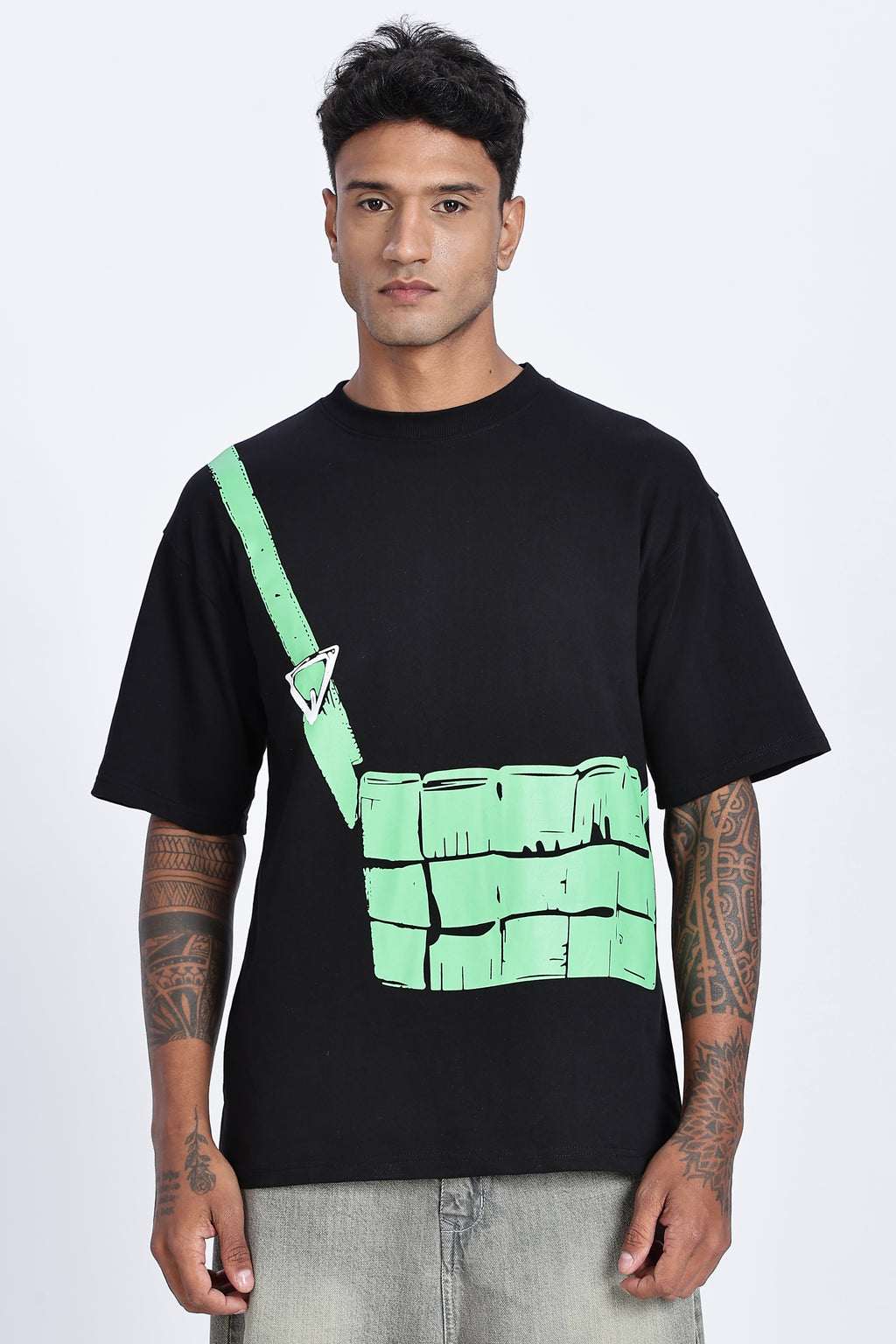 Graphic Chest Strap Oversized T-Shirt - Snipes