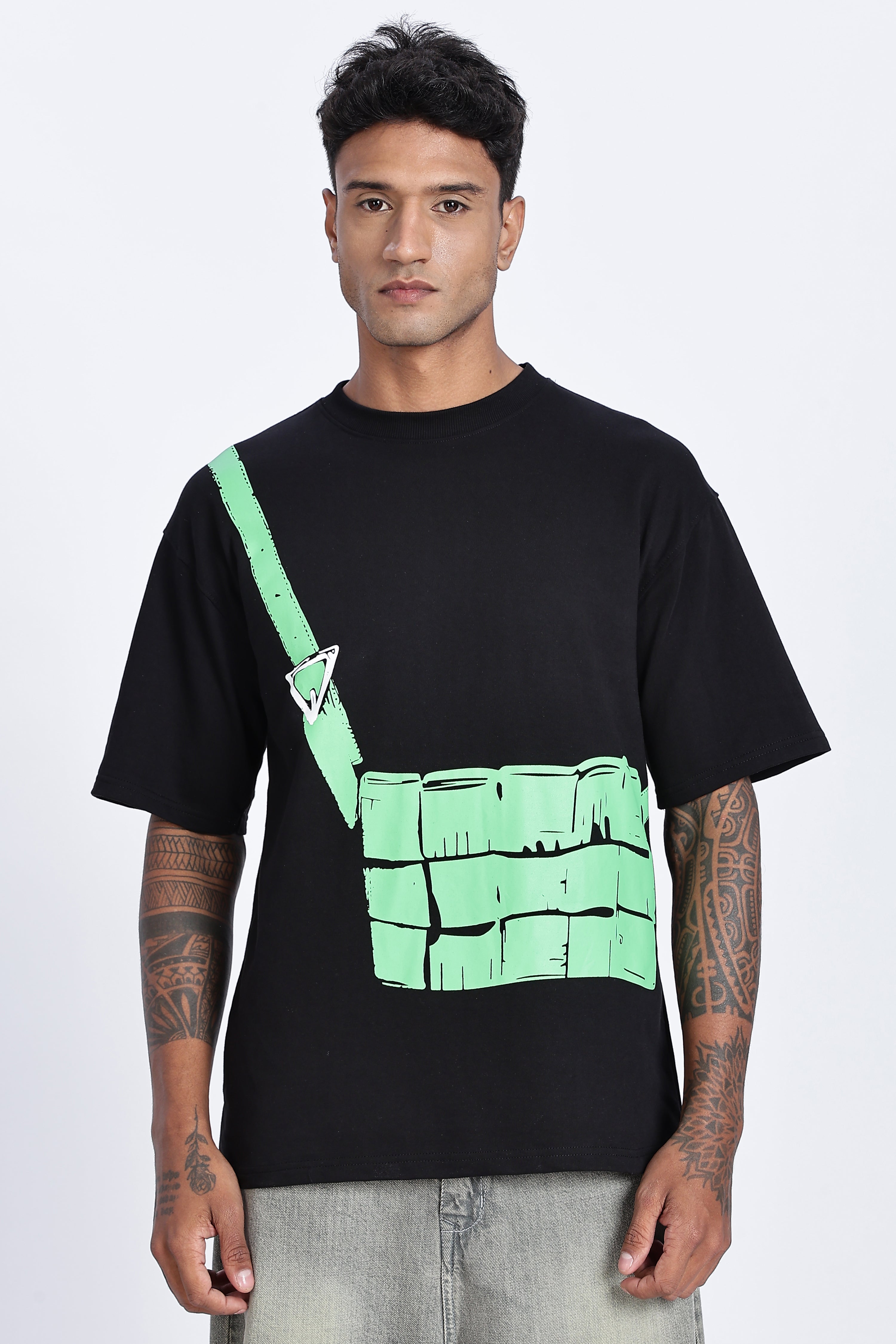 Graphic Chest Strap Oversized T-Shirt - Snipes