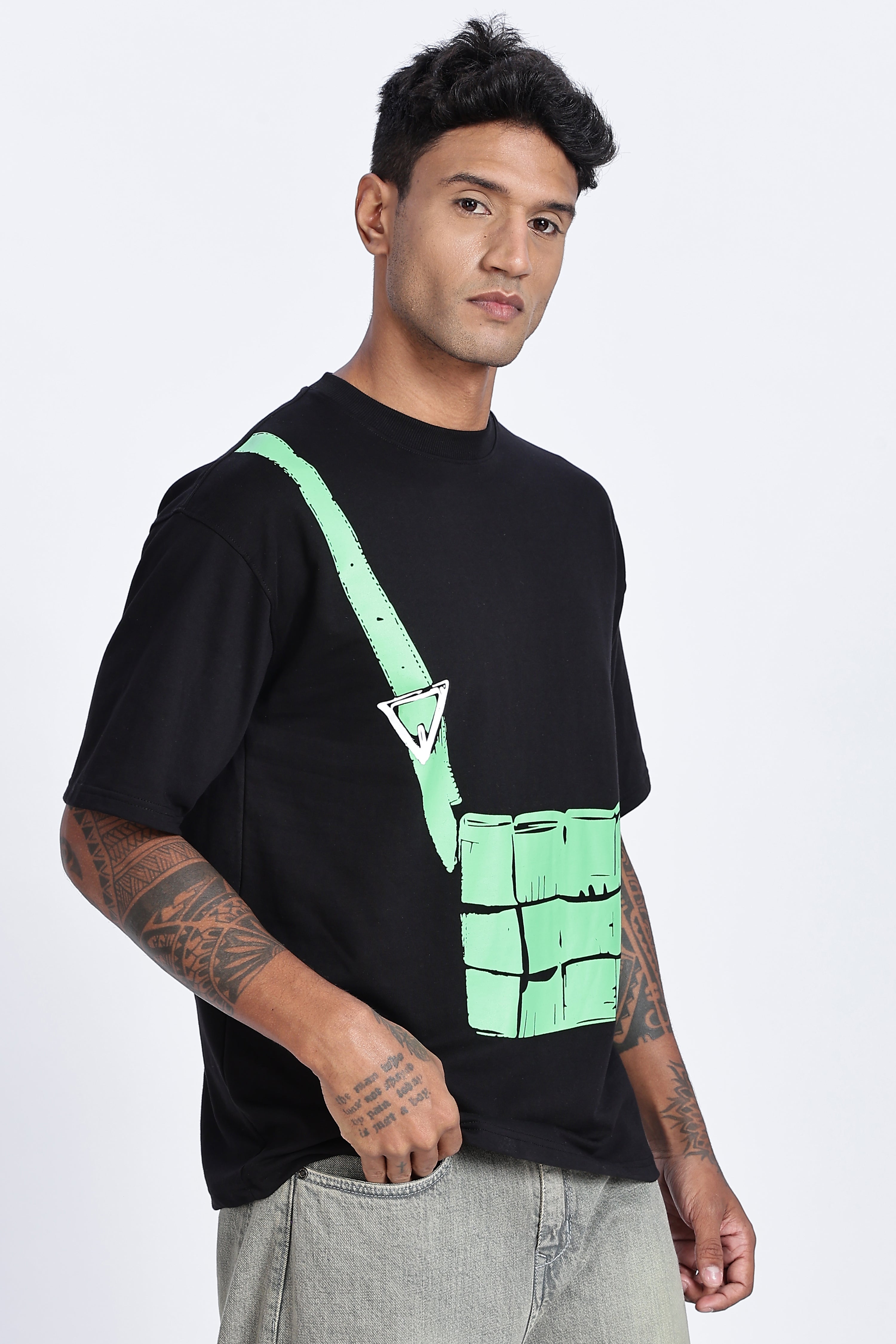Graphic Chest Strap Oversized T-Shirt - Snipes