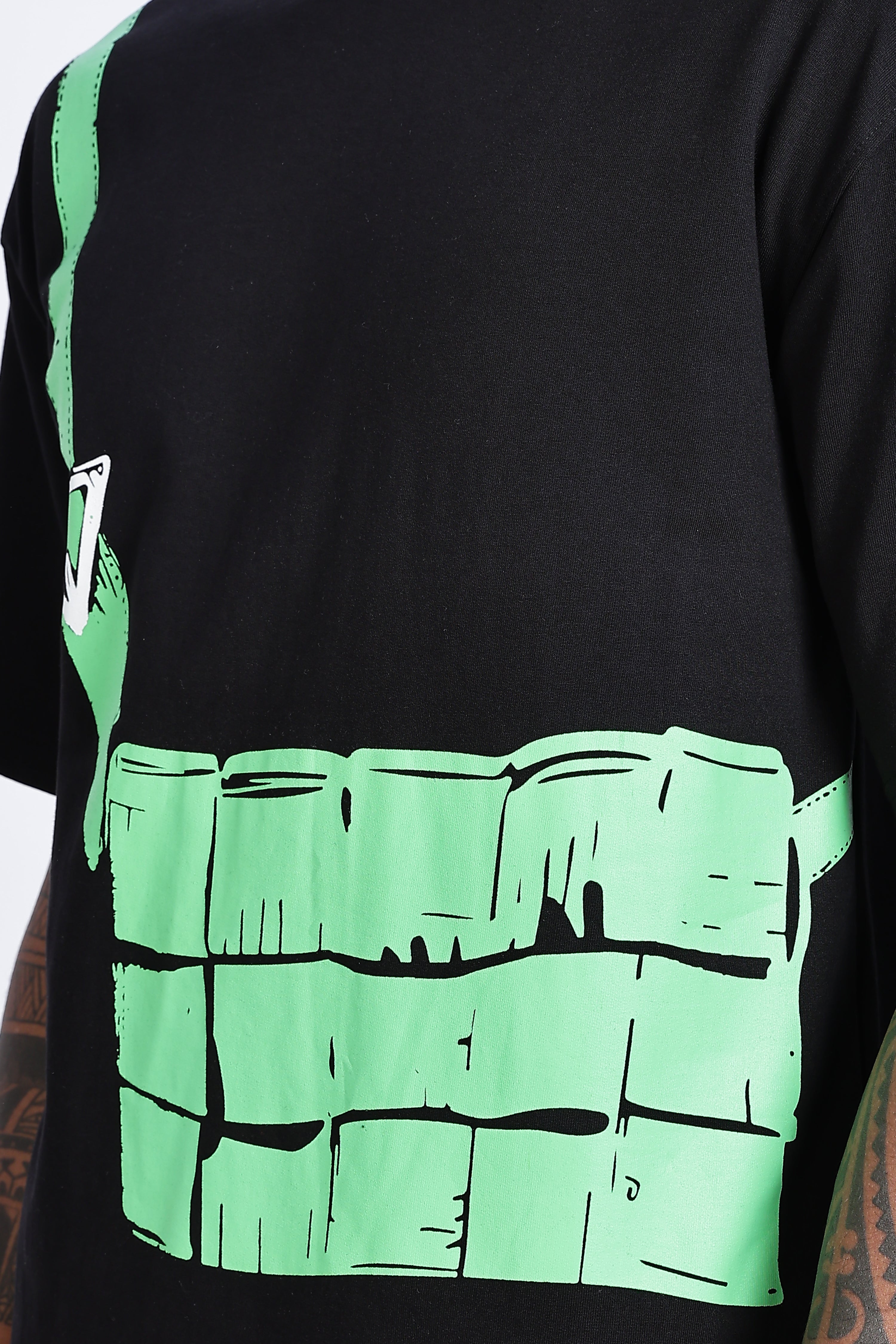 Graphic Chest Strap Oversized T-Shirt - Snipes