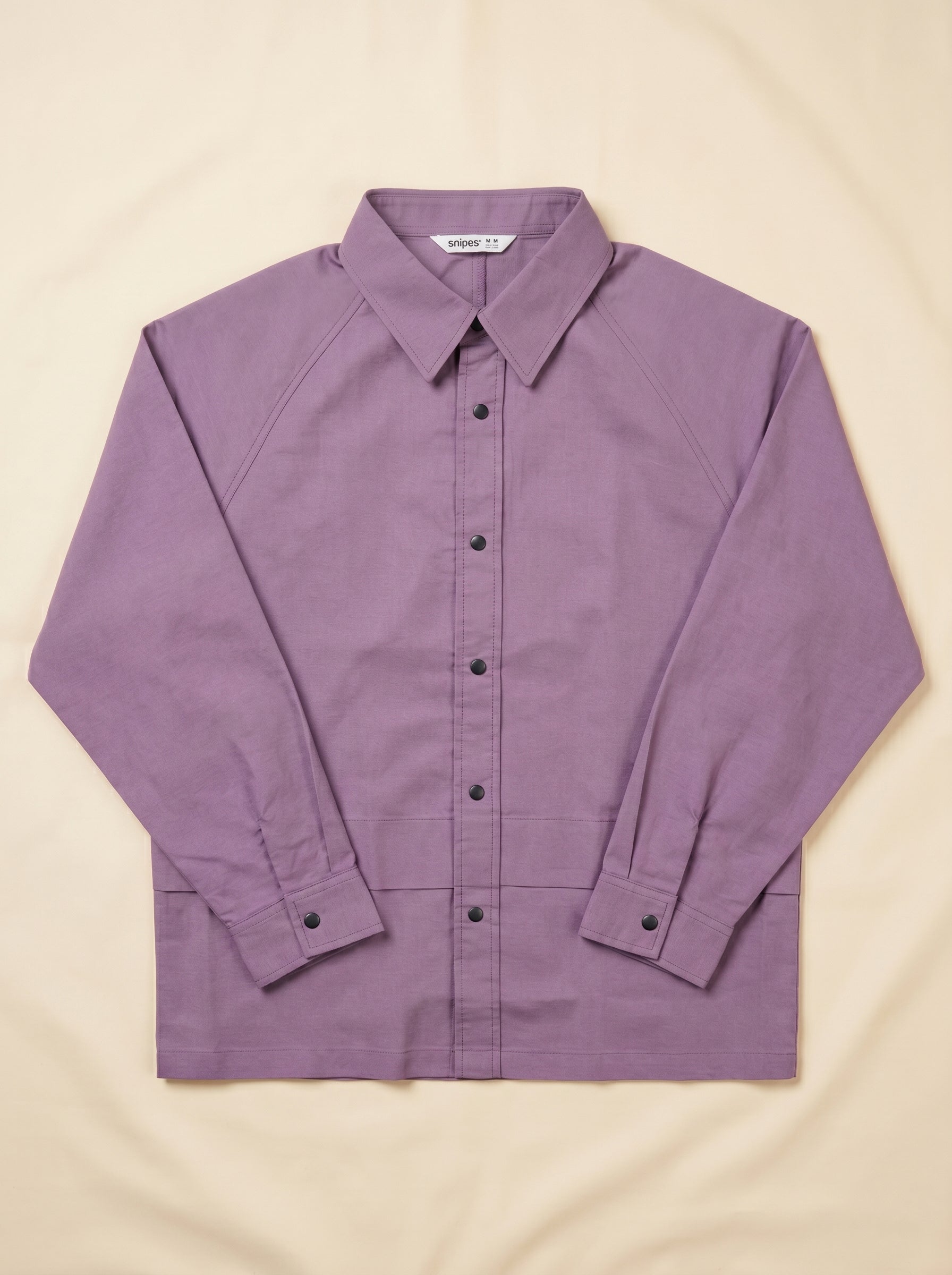 Snipes shacket shirt in a stylish, casual design with a button-up front and textured fabric, ideal for layered fall looks.